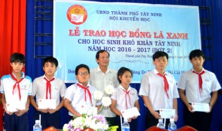 Trao học bổng Lá xanh cho học sinh Tây Ninh