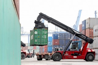 Xe container khổ vì phí trong, phí ngoài