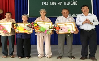 Châu Thành: Trao huy hiệu 40 năm tuổi đảng cho 4 đảng viên