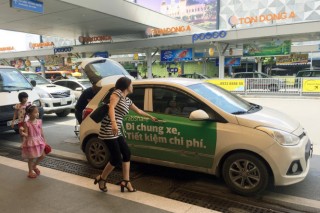 Tài xế Uber, Grab cũng bỏ nghề, ôm nợ