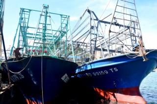 Tàu cá vỏ thép nằm bờ: Lỗi lại thuộc về ngư dân?