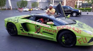 Siêu xe triệu người mơ ước Lamborghini Aventador bị “vẽ bậy”?