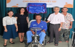 Tặng xe lăn, xe lắc cho người khuyết tật Tây Ninh