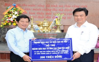 Sở GD&ĐT Hà Nội tặng ngành Giáo dục Tây Ninh 300 triệu đồng