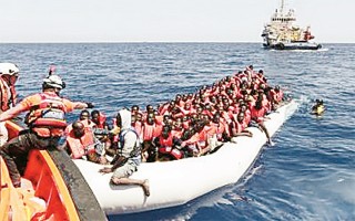 Hàng trăm người di cư được cứu trên Ðịa Trung Hải