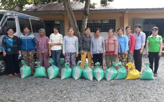 Tặng 70 phần quà cho người nghèo, học sinh khó khăn