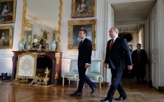 Ông Putin gặp ông Macron, kỷ niệm 300 năm quan hệ Nga - Pháp