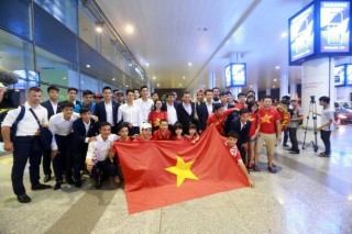 U-20 VN được CĐV chào đón nồng nhiệt khi về VN