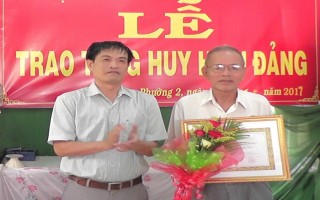 Trao tặng, truy tặng Huy hiệu đảng