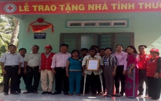 Trao nhà tình thương cho người dân tộc thiểu số