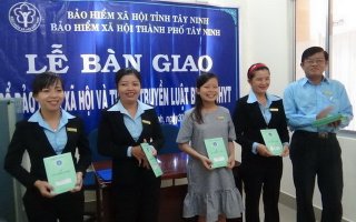 Bàn giao sổ BHXH cho người lao động