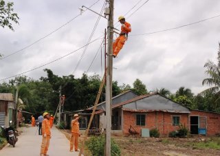 Chung tay thắp sáng đường quê