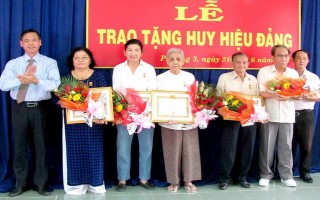 Thành uỷ Tây Ninh: Trao huy hiệu cho các đảng viên ở phường II, phường III