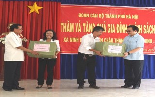 Bí thư Thành uỷ Hà Nội Hoàng Trung Hải thăm, tặng quà tại xã Ninh Điền