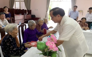 Nguyên Bí thư Thành ủy Hà Nội thăm, tặng quà các mẹ VNAH huyện Châu Thành