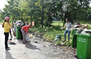 Xã Bàu Năng: Ra quân dọn dẹp vệ sinh tại "điểm nóng” về rác