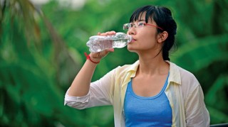 Cần uống đủ nước trong những ngày hè nóng bức