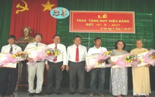 Trao huy hiệu đảng cho đảng viên ở Trảng Bàng