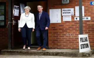 Hàng triệu cử tri Anh tham gia bỏ phiếu