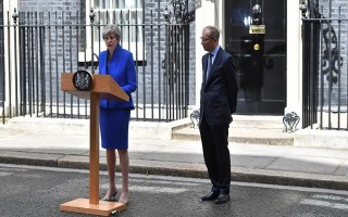 Nữ hoàng Anh cho phép Thủ tướng Theresa May  thành lập chính phủ mới