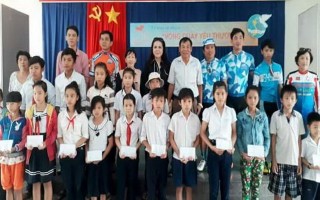 Hội LHPN thị trấn Dương Minh Châu: Trao học bổng cho học sinh nghèo hiếu học