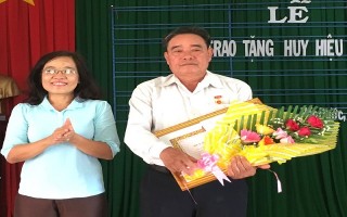 Trao huy hiệu 55, 50, 45 và 30 năm tuổi Đảng