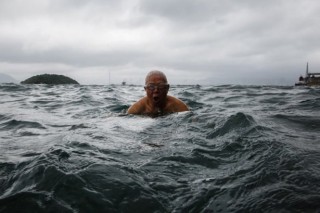 Người cao tuổi Hong Kong cải thiện sức khỏe nhờ bơi ở cảng Victoria