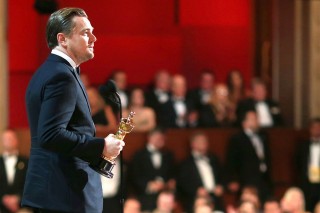 Leonardo DiCaprio trao trả tượng vàng Oscar