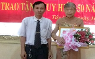 Đoàn Luật sư Tây Ninh: Tổ chức trao huy hiệu 50 năm tuổi Đảng