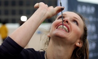 Người phụ nữ Mỹ dùng răng treo mình ở độ cao 90 m