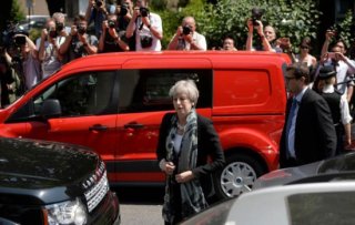 Thủ tướng May chỉ trích vụ xe tải đâm vào tín đồ hồi giáo tại London