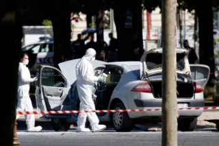 Kẻ đâm xe vào cảnh sát Pháp trên đại lộ Champs Elysees trung thành với IS