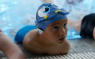 Bé trai 6 tuổi không có tay giành huy chương vàng bơi lội