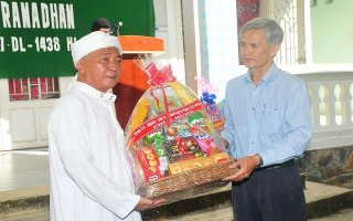 UB.MTTQVN tỉnh Tây Ninh: Thăm, chúc mừng lễ Roya Ramadan của đồng bào dân tộc Chăm