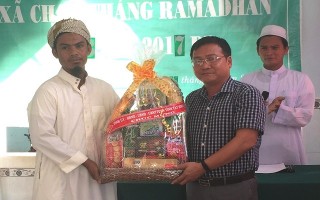 Phó Trưởng Ban Dân vận Tỉnh ủy thăm, chúc mừng lễ Ramadan tại huyện Tân Biên