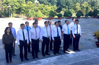 Đoàn lãnh đạo tỉnh Phú Thọ viếng Nghĩa trang liệt sĩ quốc gia Đồi 82