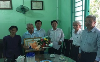 Châu Thành: Trao huy hiệu 60 năm tuổi Đảng