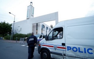 Pháp điều tra vụ đâm xe vào đền thờ Hồi giáo