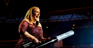 Hủy show, Adele có thể thất thu hàng triệu bảng