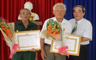 Hoà Thành: Trao tặng huy hiệu 55, 45 năm tuổi Đảng