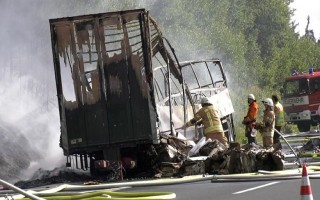 Tai nạn xe buýt tại Đức, 18 người chết, 30 người bị thương