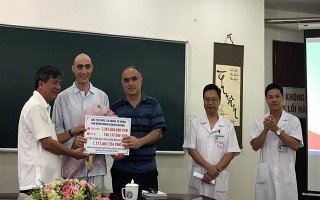 Trao 1,36 tỉ đồng tấm lòng Việt gửi thầy giáo trẻ Azerbaijan