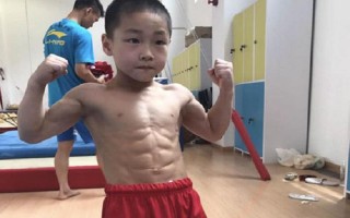 Vận động viên nhí 7 tuổi ở Trung Quốc khoe cơ bụng 8 múi