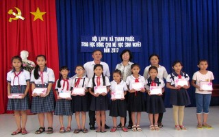 Trao học bổng Trần Thị Sanh cho học sinh nghèo vượt khó