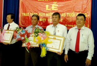 Đảng uỷ xã Đôn Thuận trao huy hiệu 45. 30 năm tuổi Đảng