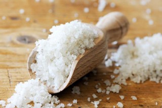 3 cách dùng muối để trị mụn và sẹo thâm