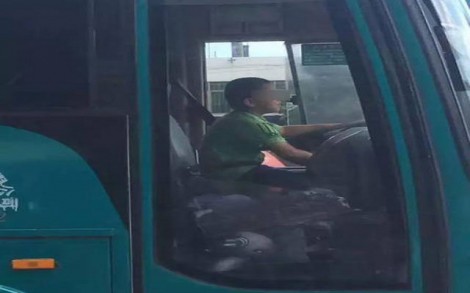 Cậu bé Trung Quốc 9 tuổi “cướp” xe buýt đi dạo phố suốt 40 phút