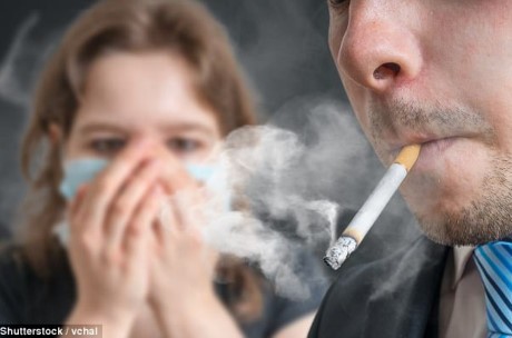 Trẻ hít phải khói thuốc lá thụ động dễ bị viêm khớp khi trưởng thành