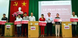 Agribank chi nhánh Tây Ninh: Trao thưởng cho khách hàng may mắn