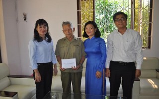 Lãnh đạo huyện Dương Minh Châu thăm, tặng quà các gia đình chính sách